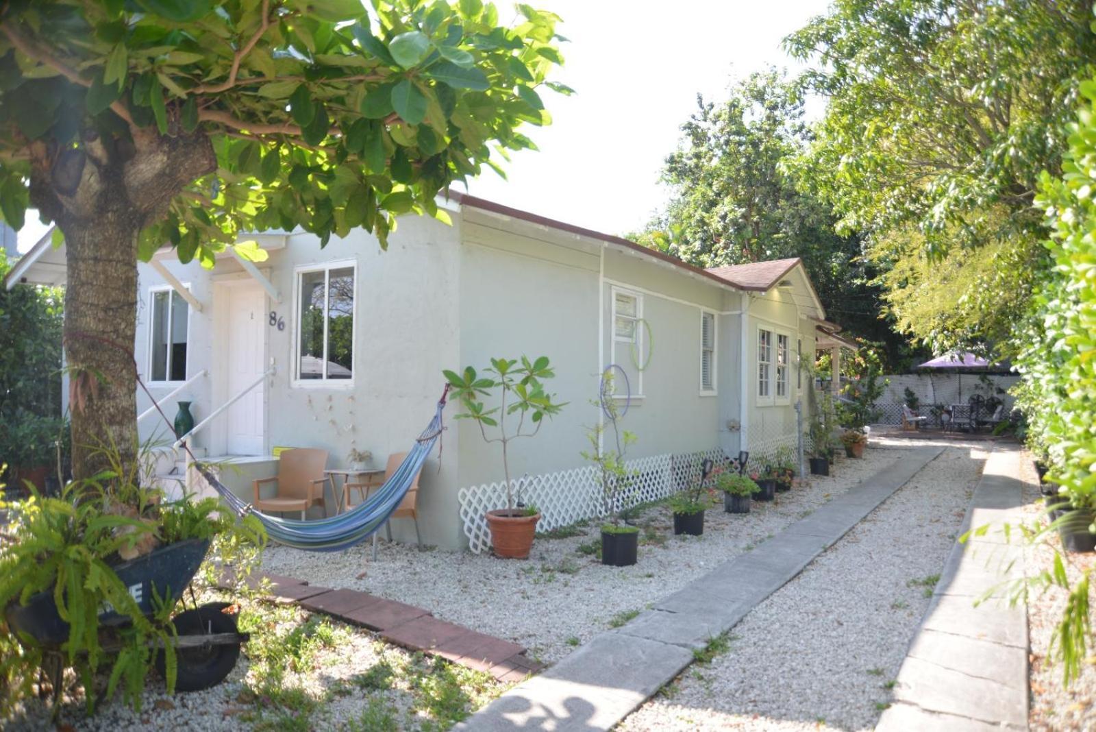 Vibes 2 Bedrooms House Apartment *