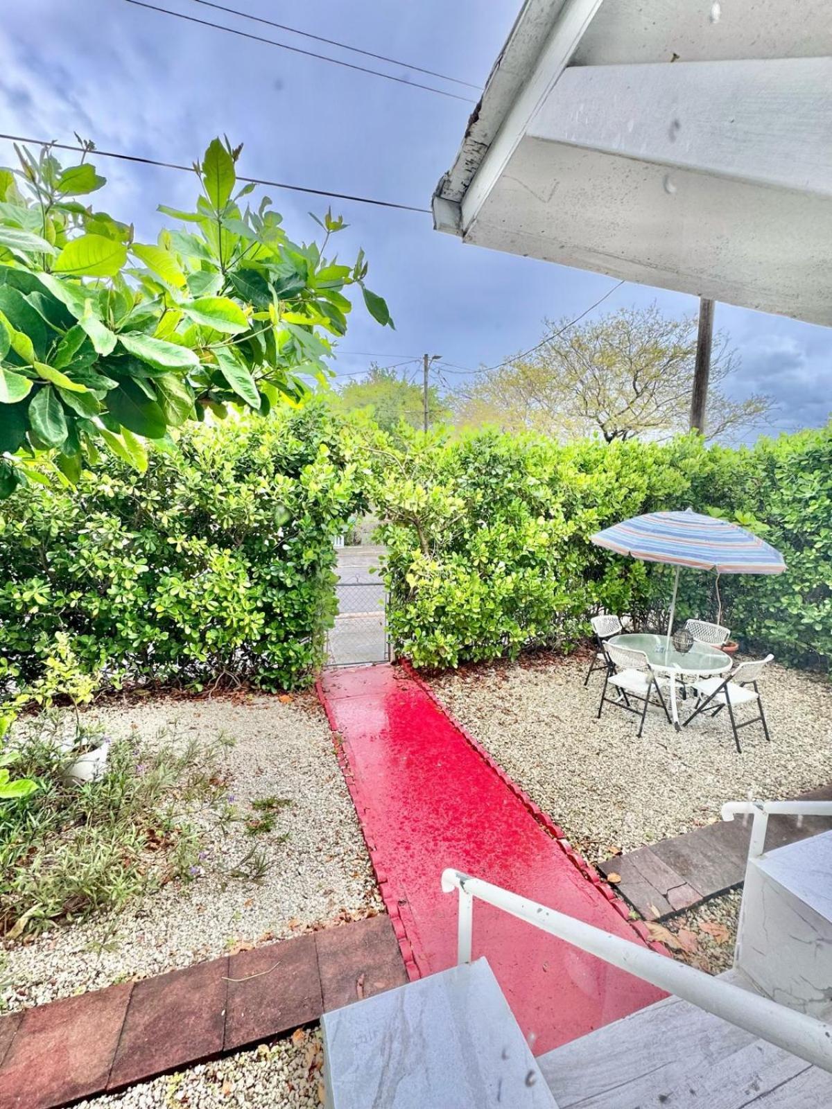 Vibes 2 Bedrooms House Apartment *
